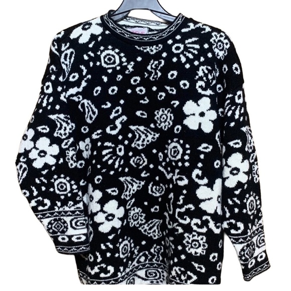 Adele Sweaters - Vintage 80’s ADELE Acrylic Black & white Geometric Flower Sweater